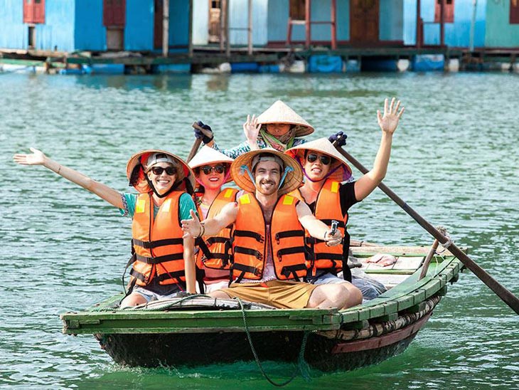 Rowing-on-bamboo-boat-to-explore-Halong-Bay