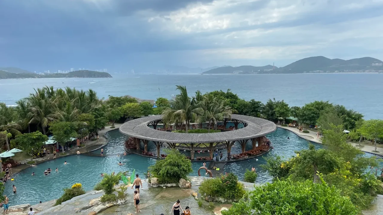 Hon Tam Island