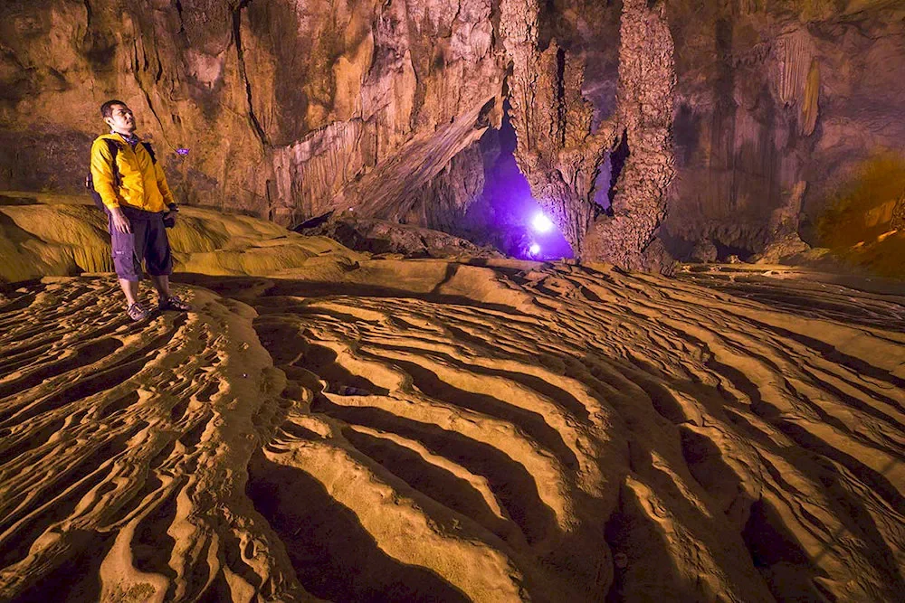 Nguom Ngao Cave