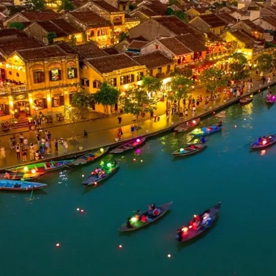 Take a look around Hoi An ancient town 4