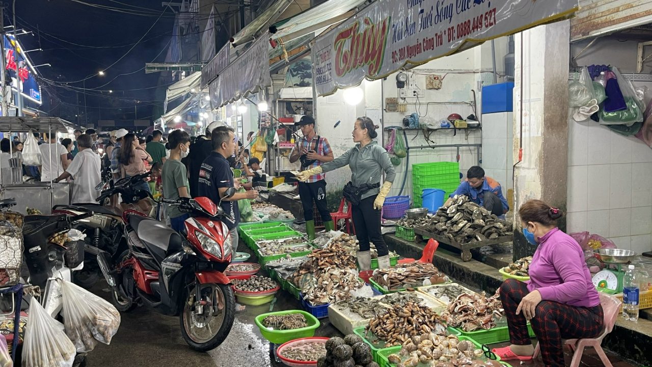 Xom Luoi Seafood Market