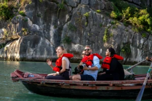 Kayak Bai Tu Long Bay