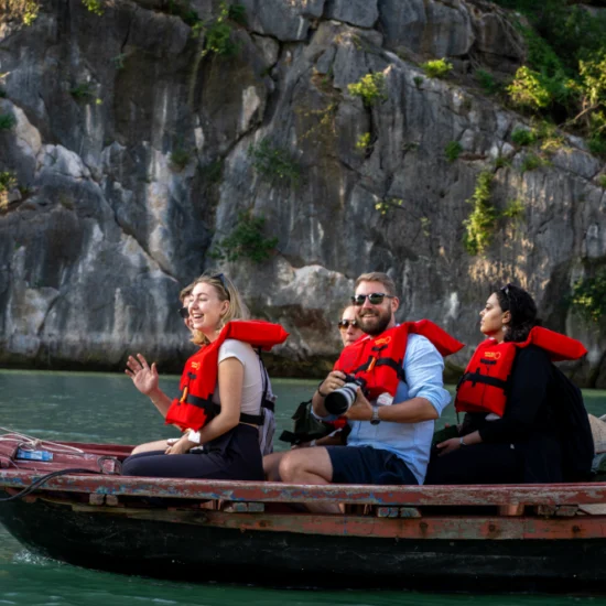 Kayak Bai Tu Long Bay